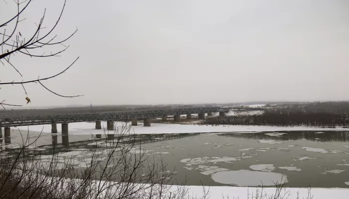 Борьба волн и льда: как выглядит Обь в Барнауле перед зимним ледоставом. Фото