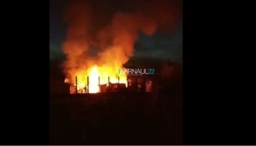 Пожар в Огоньках: пламя уничтожило хозпостройки в садоводстве Барнаула