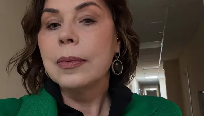 Балаган: экс-директор Началовой возмутилась претензиями дочери Алдонина