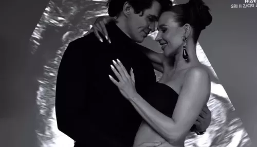 Беременная Лерчек под домашним арестом смастерила новогоднюю елку из шаров. Фото