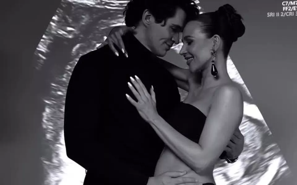 Беременная Лерчек под домашним арестом смастерила новогоднюю елку из шаров. Фото