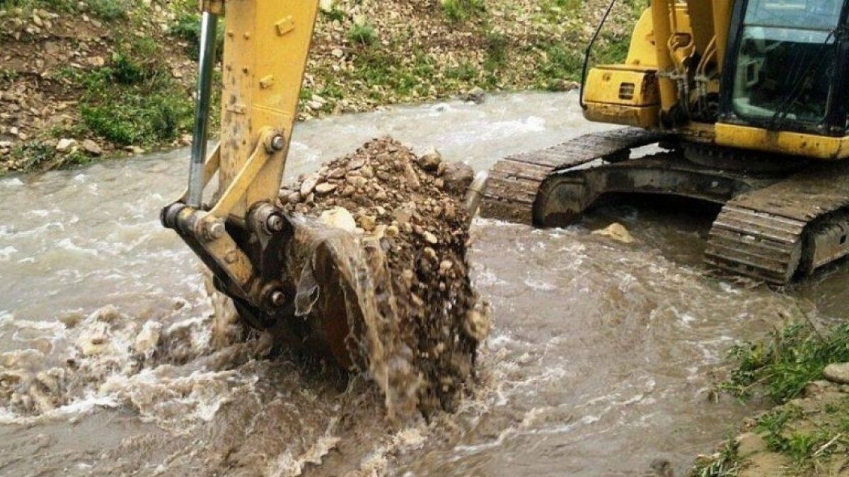 Незаконные работы с экскаватором