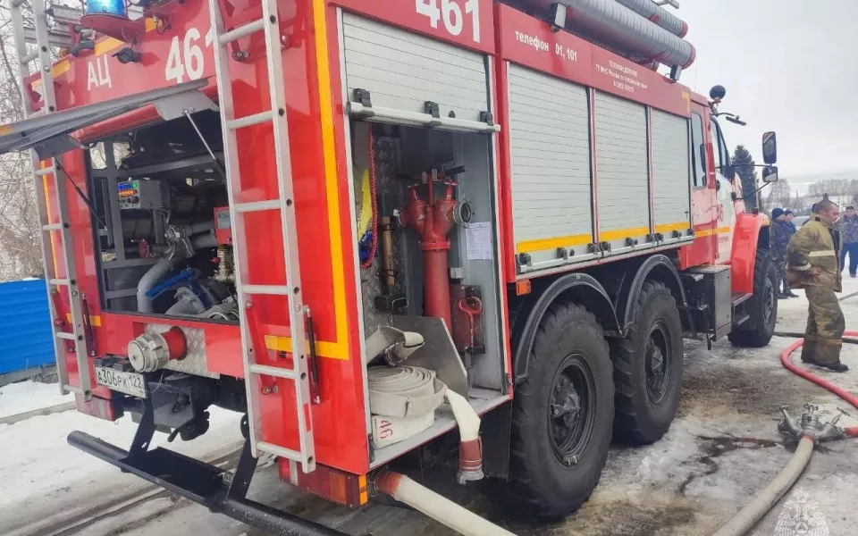 Дом и баня вспыхнули в Бийске на площади около 80 квадратов