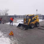 В Барнауле продолжают борьбу со снегом и гололедом: где ведутся работы