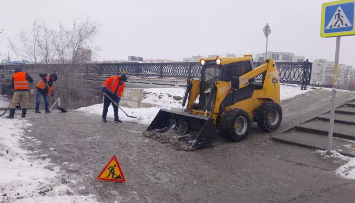 Тысячи кубометров снега и тонны реагентов: дорожники непрерывно работают в Барнауле