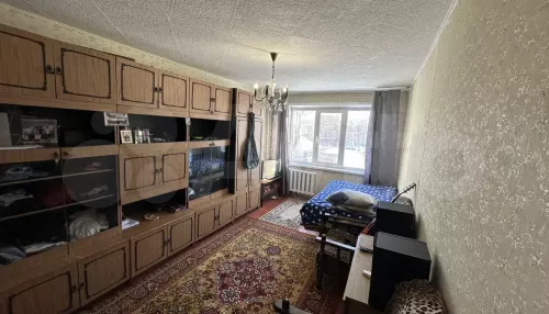 Квартиру на удобном этаже и с шикарным двором продают в Барнауле. Фото