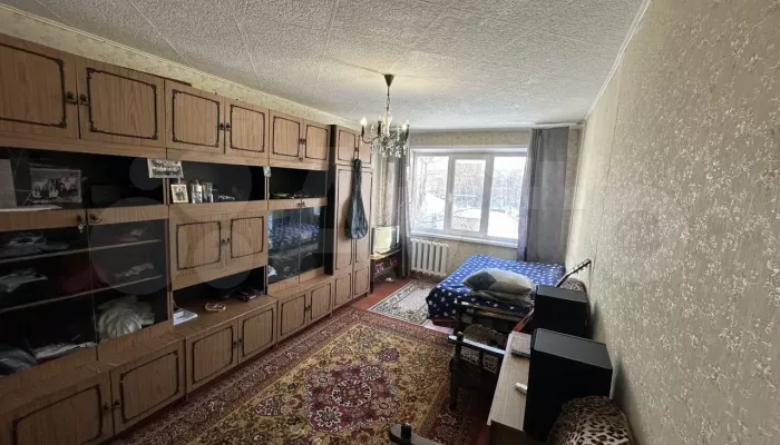 Квартиру на удобном этаже и с шикарным двором продают в Барнауле. Фото