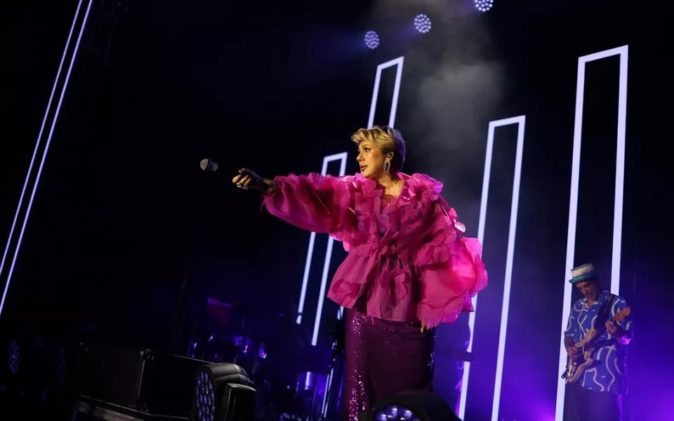 Танцоры не нужны: вирусный танец Евы Польны с лентами затмил балет Булановой. Видео