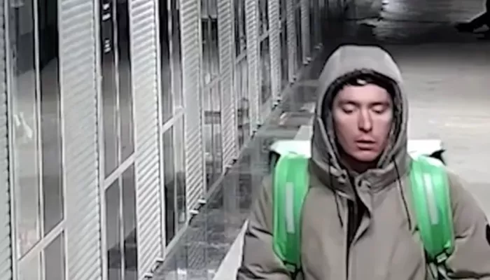 Курьер пнул пожилую женщину в голову в центре Новосибирска. Шокирующее видео