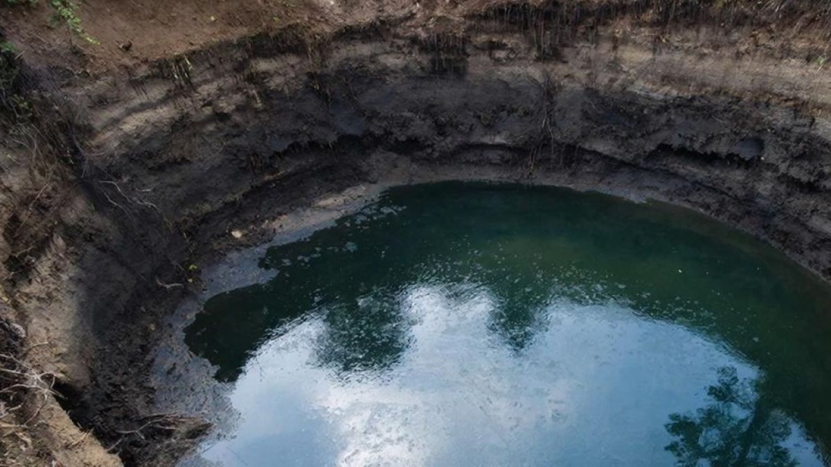 Яма с водой