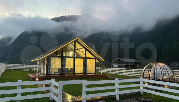 Дизайнерский дом продают в закрытом коттеджном поселке в Горном Алтае. Фото