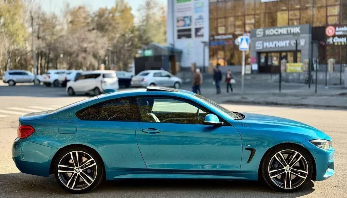 Спортивный BMW в эксклюзивном цвете продают за 3,2 млн в Барнауле. Фото