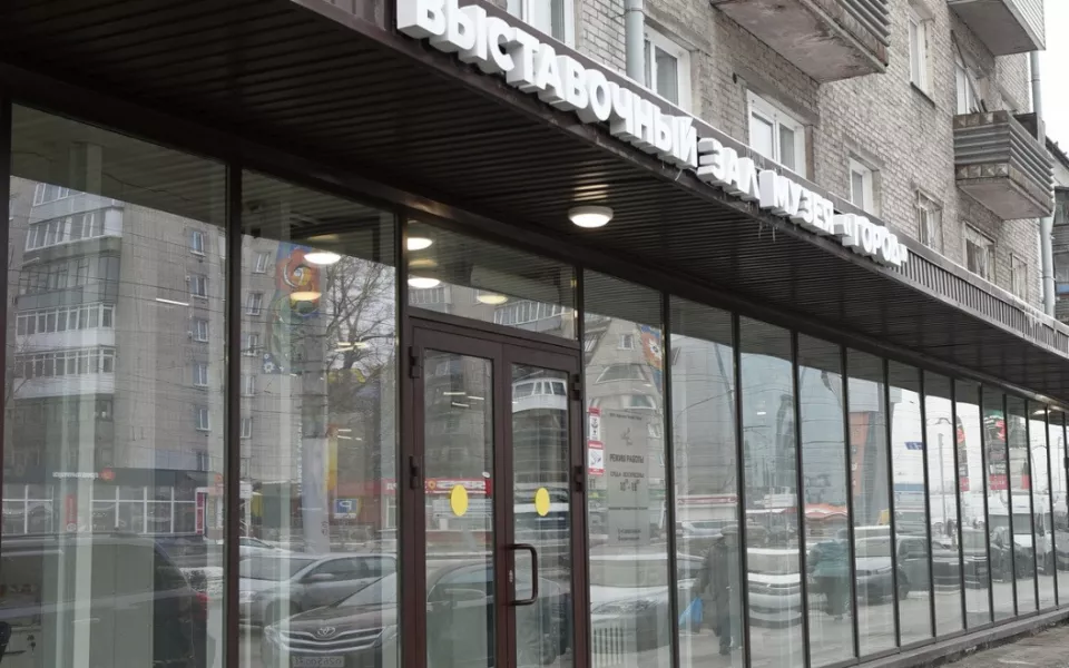 Вячеслав Франк посетил обновленный выставочный зал барнаульского Музея Город