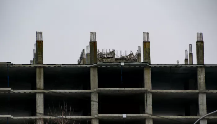 Барнаульский застройщик не смог заставить подрядчика-банкрота очистить стройплощадку