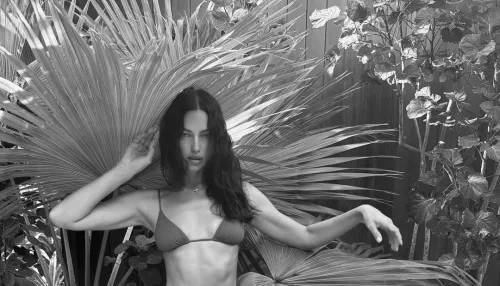 Ирина Шейк показала горячие снимки в микробикини. Согревающие фото