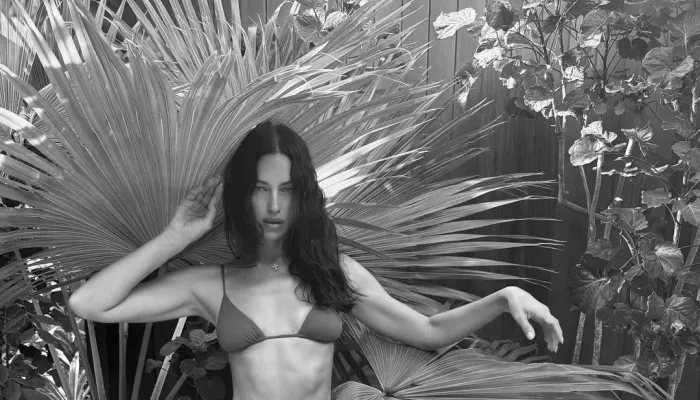 Ирина Шейк показала горячие снимки в микробикини. Согревающие фото