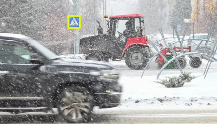 На улицах и дорогах Барнаула проводят полный комплекс снегоуборочных работ