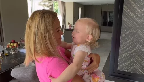 Ольга Орлова объяснила, почему няня ее дочери ест у холодильника и прячется под стол