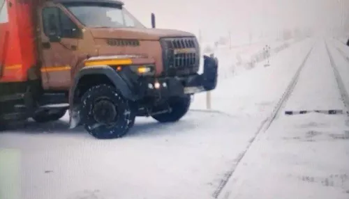 Спецтехника столкнулась с локомотивом в Алтайском крае