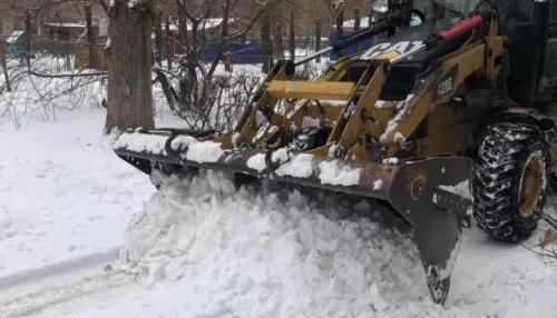 В Барнауле проверили очистку дворов от снега и наледи: куда обращаться при завалах