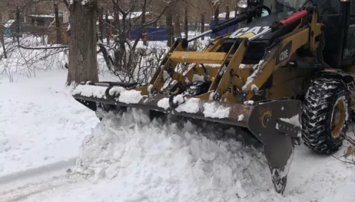 В Барнауле проверили очистку дворов от снега и наледи: куда обращаться при завалах