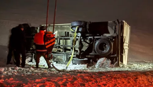 Грузовики в кюветах: водители сообщили о сложной дорожной обстановке в Алтайском крае