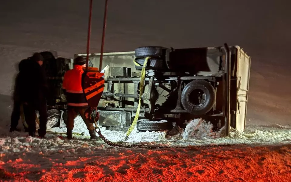 Грузовики в кюветах: водители сообщили о сложной дорожной обстановке в Алтайском крае