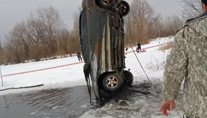Со дна озера под Новосибирском подняли авто с водителем, пропавшим 13 лет назад. Фото
