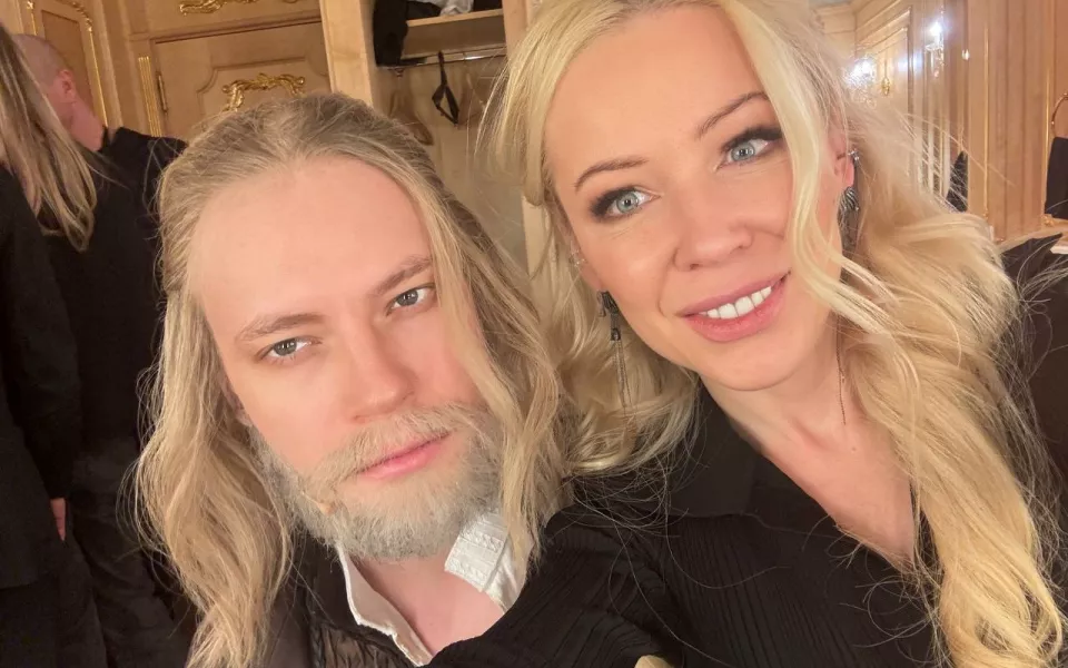 SHAMAN и Мизулина посетили утренник в нарядах Деда Мороза и Снегурочки. Фото