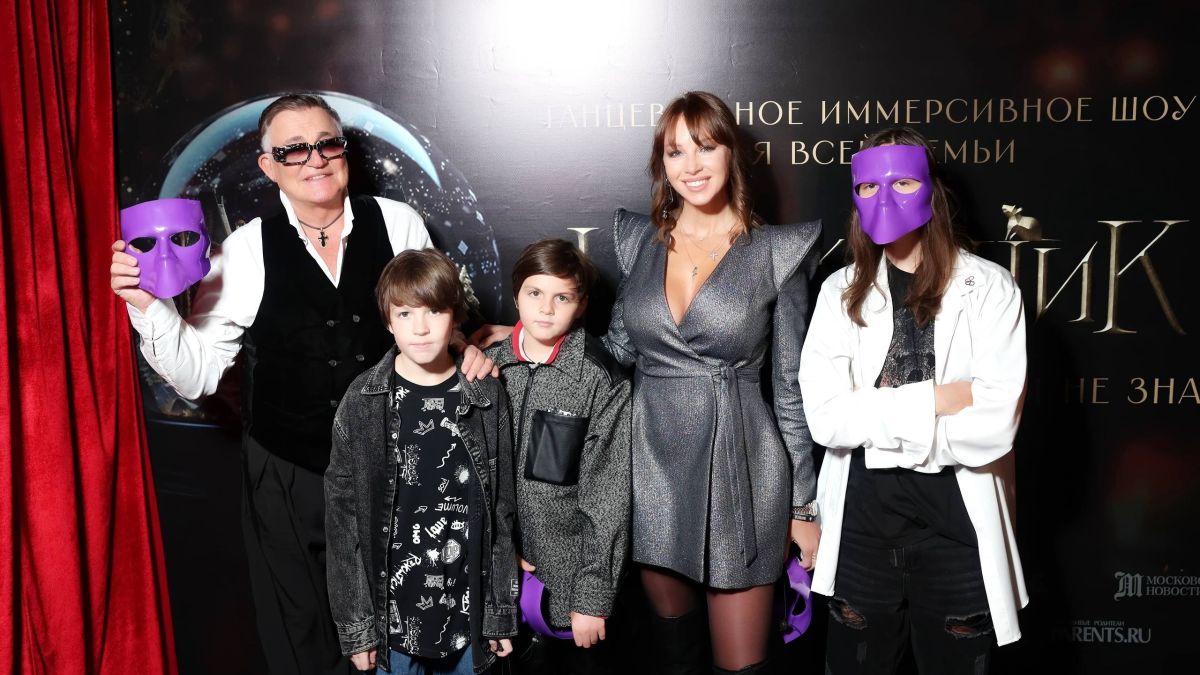 Дмитрий и Полина Дибровы с сыновьями впервые вышли в свет вместе после развода