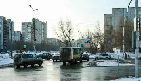 А справа ли помеха? Главное о базовом принципе дорожного движения