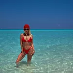 Виктория Лопырева показала идеальную фигуру в крошечном купальнике на отдыхе. Фото