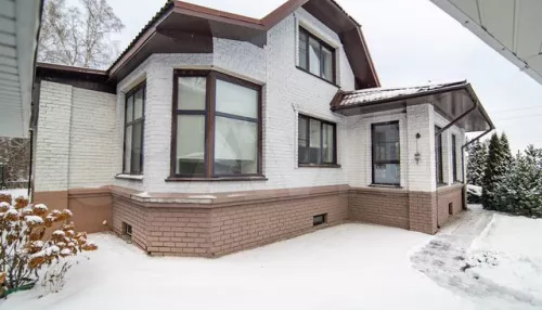 Элитный коттедж с камином и кинотеатром продают под Барнаулом за 36 млн рублей. Фото