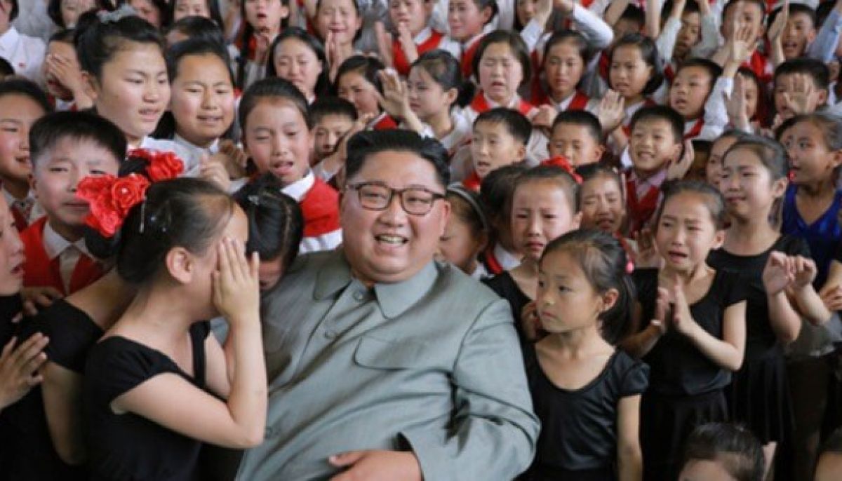 Дети северной кореи. Корейцы плачут кис Чен Ын.