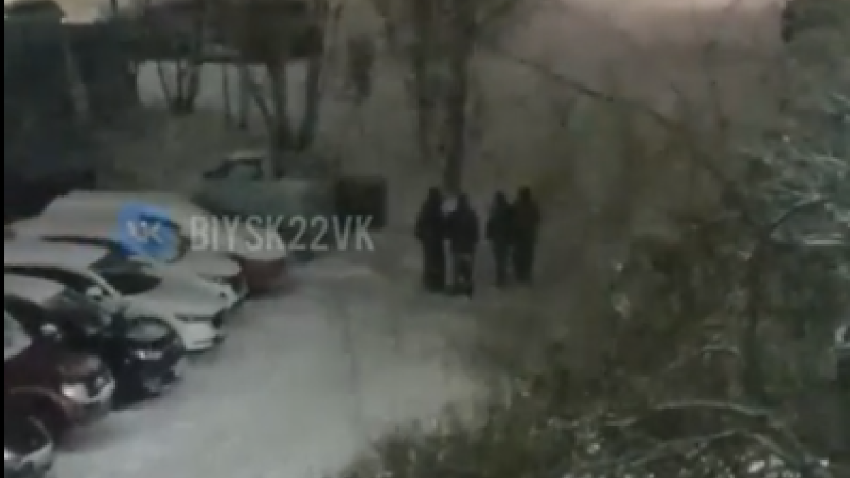 Дети, взрывающие петарды в Бийске