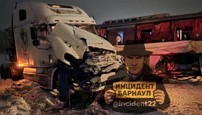 Женщина и ребенок пострадали в ДТП с грузовиком и автобусом в Алтайском крае
