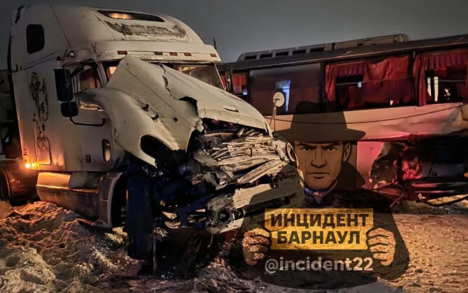 Женщина и ребенок пострадали в ДТП с грузовиком и автобусом в Алтайском крае