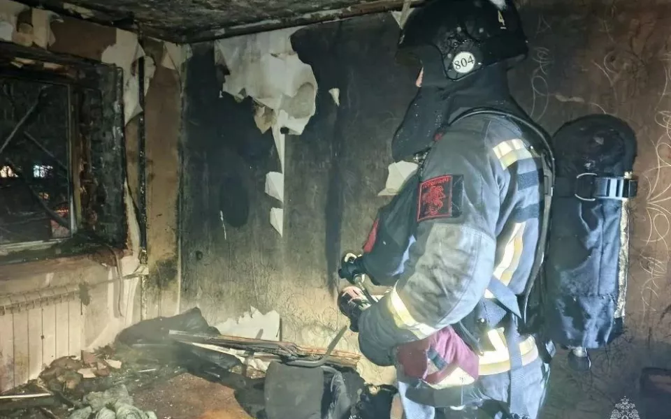 Замыкание в телевизоре: мужчина и женщина пострадали при пожаре в Барнауле