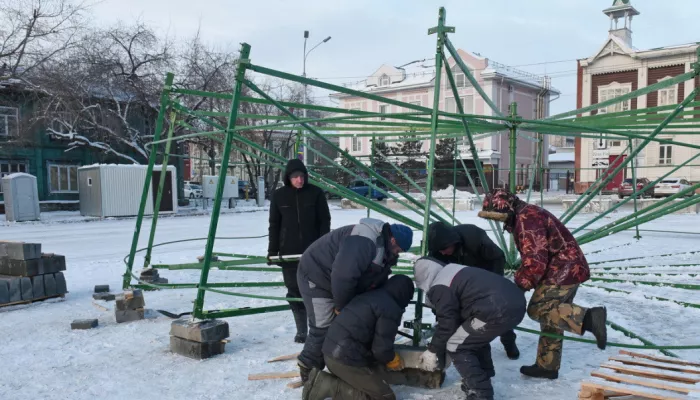 Глава Барнаула посетил площадь Свободы и обсудил подготовку к Новому году