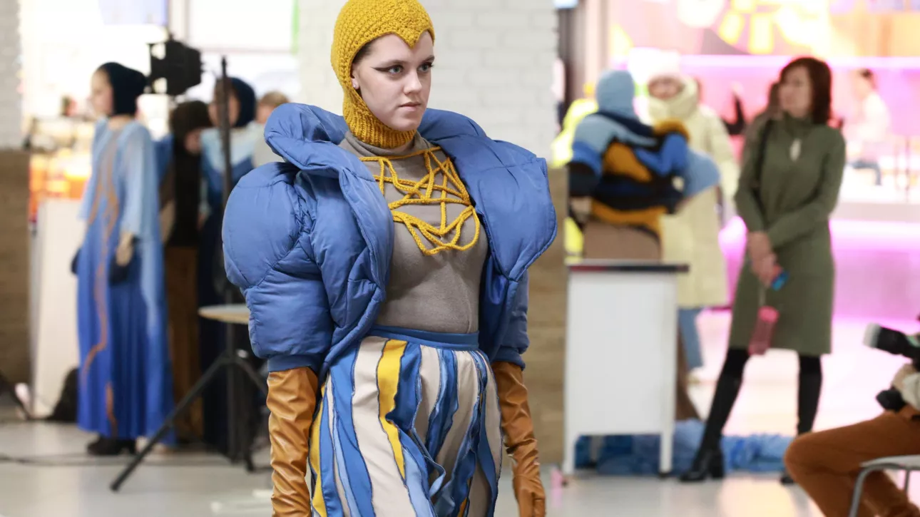 Участницы Кубка Сибири по дефиле вышли на подиум в Барнауле. Фото