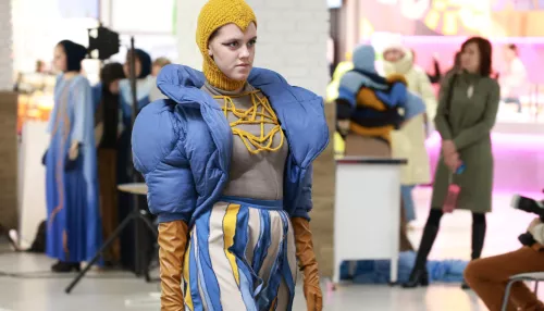 Участницы Кубка Сибири по дефиле вышли на подиум в Барнауле. Фото