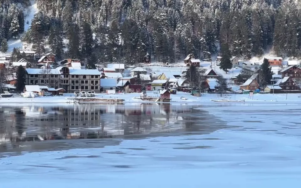 Телецкое озеро в Республике Алтай начало затягивать льдом