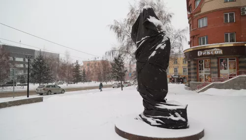 Памятник Достоевскому установили в центре Барнаула