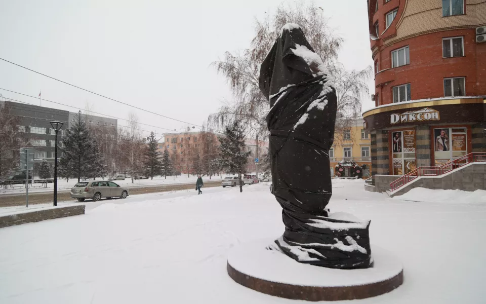 Памятник Достоевскому установили в центре Барнаула