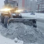 А снег идет: почти сотня единиц спецтехники вышла на улицы Барнаула