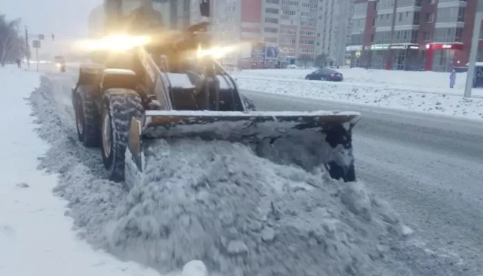 А снег идет: почти сотня единиц спецтехники вышла на улицы Барнаула
