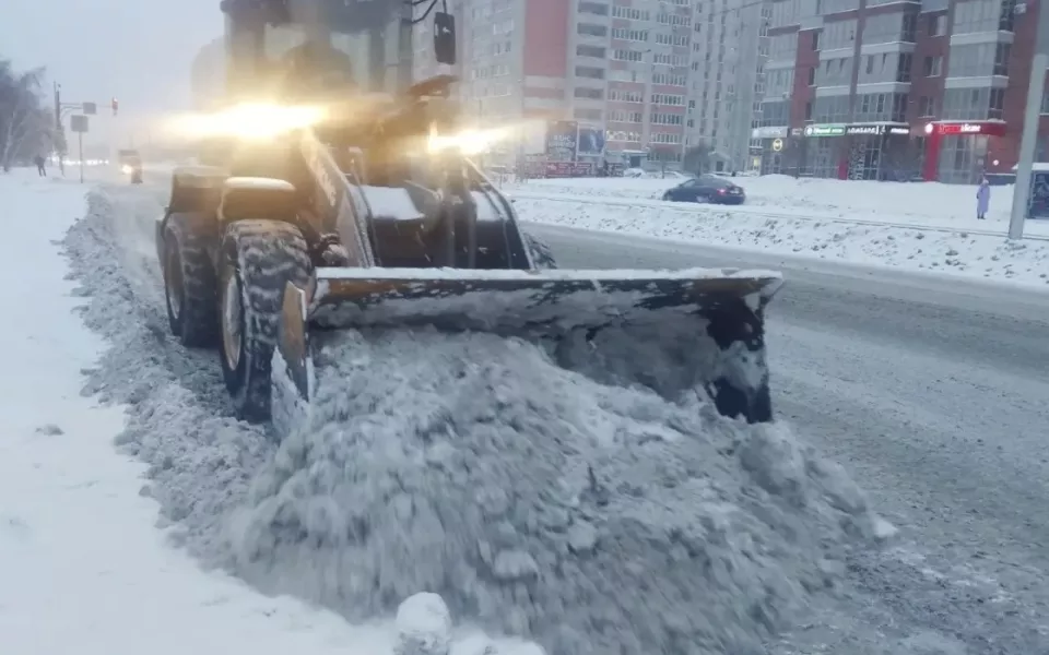 А снег идет: почти сотня единиц спецтехники вышла на улицы Барнаула