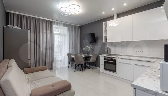 Трешку недалеко от Изумрудного парка продают в Барнауле за 17 млн рублей. Фото