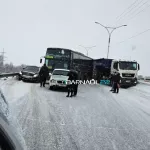 Рейсовый автобус попал в аварию на Барнаульском шоссе