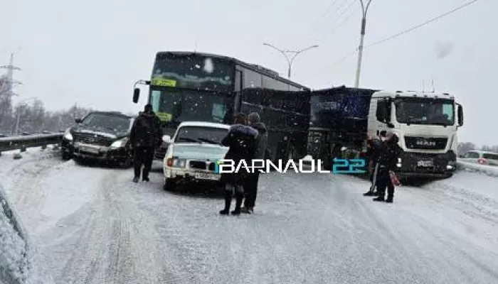 Рейсовый автобус попал в аварию на Барнаульском шоссе